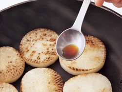 細かい切れ目が入った大根をこんがりと焼き、しょうゆを少しふって風味をつける。