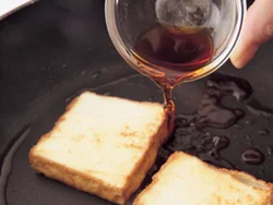 厚みを半分に切った厚揚げは両面をこんがりと焼き、調味料をからめて味を吸わせる。