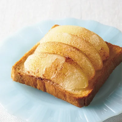 ＜楽しみ方アイディア＞
簡単アップルパイ風
食パンにバターをぬって、薄切りにしたりんごのコンポートを並べる。グラニュー糖とシナモンパウダーをふり、さらにバターをのせてオープントースターで焼く。パンはカリカリに焼くとコンポートとの相性がよい。


※「りんごのコンポート」は、保存容器に入れて、冷蔵庫で約1週間保存可能。