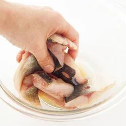 あじは身が薄く、三枚おろしにしているので、下味をもむだけでしっかり味が入る。さばやぶり、さわらなどで同様に作っても。