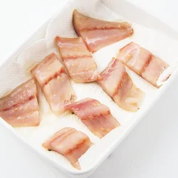 ペーパータオルにのせて、下味の汁けを軽く押さえ、片栗粉をまぶしやすくする。片栗粉はたっぷりつけてＯＫ。