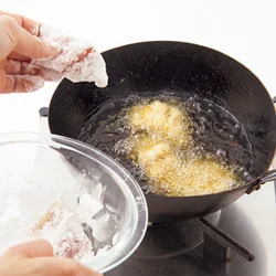 片栗粉ははがれやすいので、１切れずつ油にそっと入れる。菜箸でさわってかさっとしたら、揚げ上がりの目安。