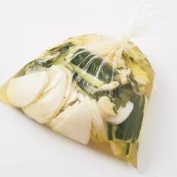 漬け上がりはこんな感じに。少ない漬け汁でも、一晩おくことで野菜から水分が出て、しっかり漬かる。野菜は、なすや大根、にんじんなどに変えてもおいしい。
