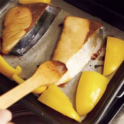 合わせだれをぬっては焼き、ぬっては焼きを何度も繰り返す。繰り返すうちに魚に調味料がしみ、照りが出てくる。