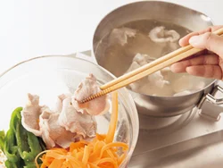 ゆでたピーマン、にんじん、豚肉は、熱いうちにごまだれであえると、味がなじみやすい。