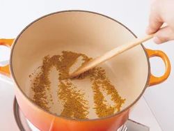 カレー粉をからいりして香りを立たせることで、煮る時間が短くても風味がよくなる。