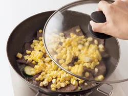 野菜にワインをふりかけて蒸し焼きにすることで、火の通りが早くなり、うまみも閉じ込められる。