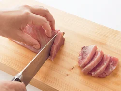 刺し身の魚は刃元を当て、力を入れ過ぎないようにして手前に引いて切ると身がくずれにくい。