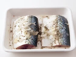 魚をマリネ液に漬けると、臭みがとれる。酢は焼き上がりに入れて、酸味を残して。