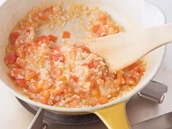 米は吸水すると味を吸いにくくなるので、洗わずに加えてよく炒め、香りや味をしみこませて。