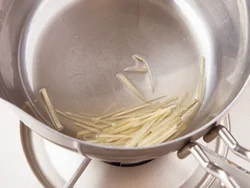 しょうがの風味をきかせるため、初めに弱火にかけて香りを立たせてからほかの食材を加える。