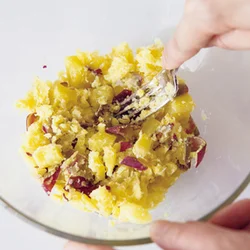 ゆで上がったさつまいもは、熱いうちにフォークで潰す。食べたときに少し食感が残るくらいの、粗めに潰すのがおすすめ。