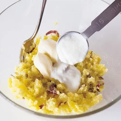 粗熱がとれたさつまいもに調味料で味つけを。マヨネーズだけでなくヨーグルトを加えることで爽やかな味わいに。