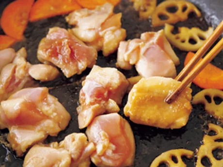 とり肉と野菜は同時に加熱する。とり肉は皮目を下にして入れ、焼き色がついたら返す。そのあと水を加えて蒸し焼きに。