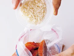 洋風だれはきらず、袋にパン粉を直接入れ、鮭全体にまぶす。小麦粉や卵がなくても、汁けでつくので手軽。