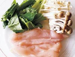 メイン「蒸しどりの梅肉あえ」とサブ「きのことトマトのナムル」を一緒に電子レンジ加熱する