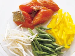 メイン「鮭のみそ焼き」とサブ「３色野菜とうずら卵のマヨサラダ」を一緒に電子レンジ加熱する