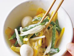 サブ「３色野菜とうずら卵のマヨサラダ」をあえる