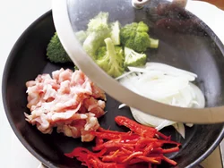 メイン「カラフル肉炒め」とサブ「ブロッコリーとちくわのごまあえ」を一緒に蒸し焼きにする