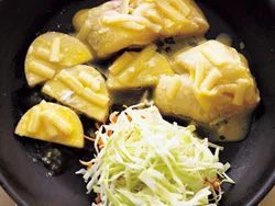 メイン「たらじゃがピカタ」とサブ「キャベツとにんじんの粒マスタードあえ」を一緒に焼く