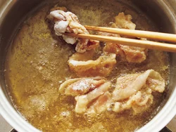 メイン「薄切り豚のから揚げ」を仕上げる