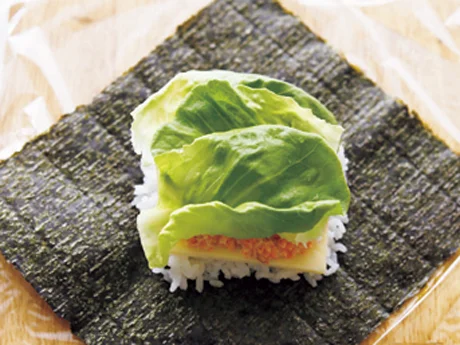 具をのせる。具はなるべくご飯からはみ出さないようにすること。