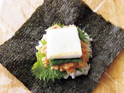 ご飯の上に具を順にのせる。具はなるべくご飯からはみ出さないようにすること。