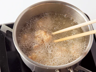 【お弁当用から揚げのコツ】室温もどし＆ぎっしり揚げで中までしっかり火を通す
お弁当用のから揚げで気になるのが火の通り具合。まず大切なのは、とり肉を室温にもどすこと。次に、油の温度も重要。小さめの鍋で揚げ油を中温（約170℃）に熱し、ぎっしりととり肉を入れて。強めの中火で揚げると、揚げ上がる頃に油が高温（約180℃）になり、外はカリッと、中までむらなく火が通ります。