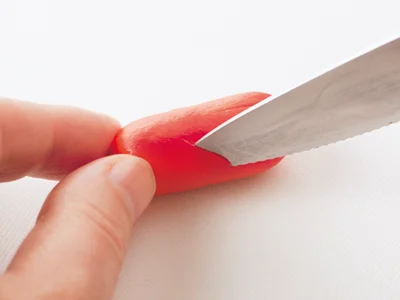 【お弁当用ソーセージのコツ】先のとがった包丁でカットすること！
ウインナソーセージを上手にカットするには、先のとがった包丁を使うことが大切です。切り口が鋭いと、加熱したときにきれいに開きます。また、ソーセージの選び方もポイント。カットアレンジをするときは、絹びきのソーセージを選ぶと、断面がまっすぐになり、見た目がきれいに仕上がります。