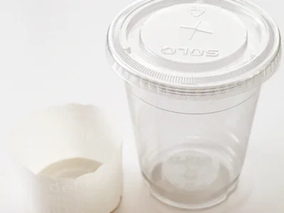 【見せ方のコツ!】カップを使えば持ち運びも便利
カップずしを作るときは、透明でふたのあるタイプを使うと見た目がきれいで、持ち運びにもたいへん便利。マフィンやカップケーキ用などのカップは、油や少し汁けのあるおかずを入れれば、そのまま詰められて、仕切りいらず。