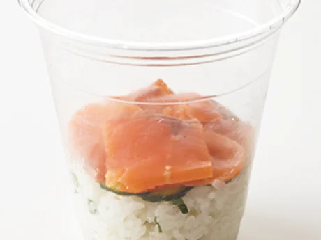 カップにご飯、きゅうり、サーモンか生ハムを順に入れていく。ご飯は少しぎゅっと押しながら詰める。