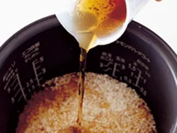 ウーロン茶は茶葉からいれてもいいが、市販のペットボトルのものを使うと手軽。炊き込むと、ウーロン茶のよい香りがご飯に移る。