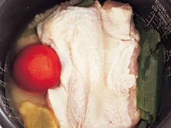 とりの臭みとりに、長ねぎやしょうがを加えて炊く。トマトは切らずに炊き込めば、ご飯が水っぽくならない。