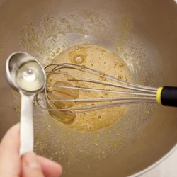 砂糖が卵によくなじんだら油を加え、さらによく混ぜてなじませる。