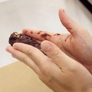 手にべたべたつくようなら、へらを使ったり、一度手を洗って再度油少々をつけてまとめる。