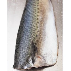 軽く塩でしめ、串に刺しやすくする