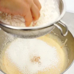 にんじんを混ぜたところに粉類を加えて手早く混ぜて