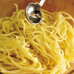 中華蒸し麺はそのまま炒めようとしてもなかなかほぐれないので、先に油をかけて軽くほぐしておく。