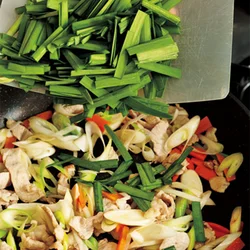 肉野菜炒めを作る要領で、水けがとぶまでしっかり炒める。ここで水っぽさを残すと、焼きそばの仕上がりも水っぽくなるので、注意。