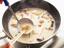 みそは溶けにくいので、玉じゃくしに入れて煮汁を少しずつ加えながら、菜箸で溶きのばしていく。