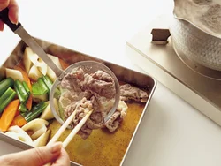野菜、肉は網じゃくしですくってよく湯をきり、熱いうちに漬け汁に漬けて、味をなじませる。