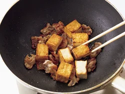 豚バラ肉から出た脂で、厚揚げ全体にしっかりと焼き色がつき、肉がカリッとなるまで焼く。