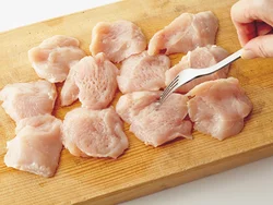 肉に下味がしみ込みやすいように、フォークでまんべんなく刺す。フォーク２本で作業すると早い。