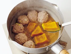 肉だんごとかぼちゃが重ならないように入れ、それぞれが煮汁にひたるようにして煮る。