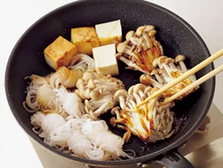 しめじや豆腐から水分が出るので、フライパンに残ったたれを焦げつかせずにからめながら焼ける。