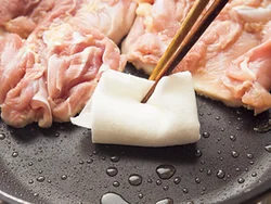 とり肉の皮目を下にして焼いていると、どんどん脂が出てくる。それをこまめに拭くと、皮がパリパリになる。