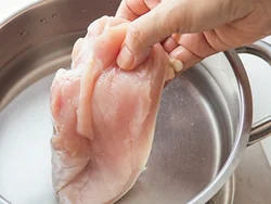 むね肉は熱湯に入れると肉質がきゅっと縮むので、水から弱火でゆっくり煮るのがやわらかく仕上げるポイント。