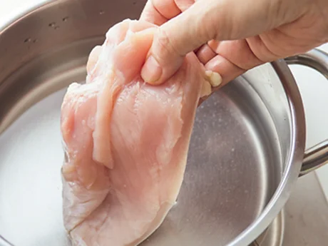 むね肉は熱湯に入れると肉質がきゅっと縮むので、水から弱火でゆっくり煮るのがやわらかく仕上げるポイント。