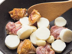 とり肉の皮目をしっかり焼いたあとに、長いも、にんにくを加える。このあと煮ていくので、軽く炒める程度でよい。