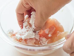 棒状に切ったとり肉に下味をもみ込み、味をつけるとともに水分をプラス。さらに片栗粉を薄くまぶすことで水分を閉じ込める。
